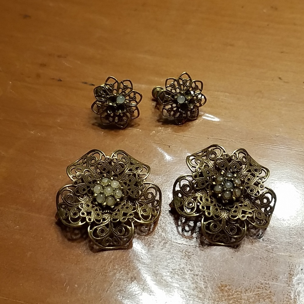 2 brooches and antique earrings with unique stones